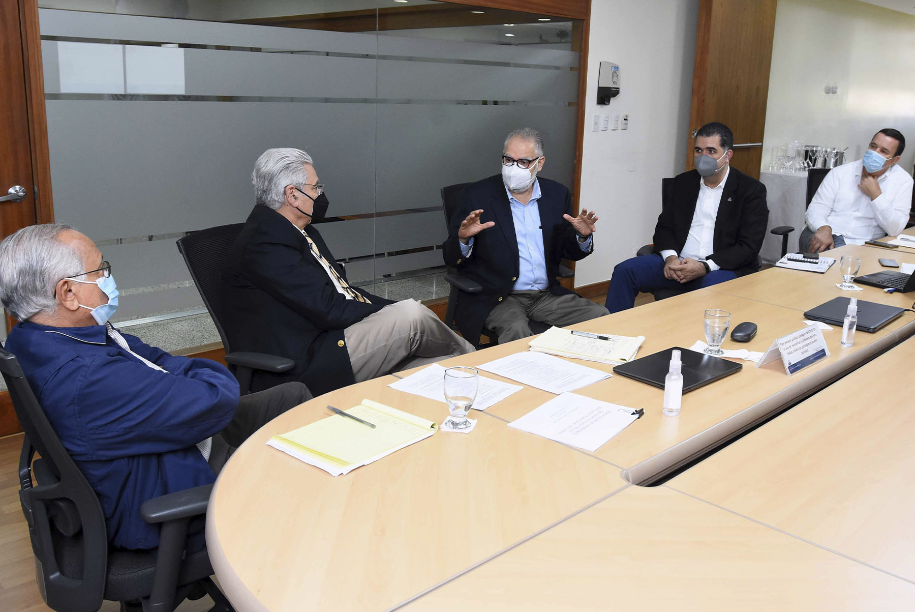 El ministro de Economía, Planificación y Desarrollo, Miguel Ceara Hatton, y el jefe de operaciones del Banco Interamericano de Desarrollo, Gilles Damais, en la reunión para el diseño de la zonificación productiva. Participaron viceministros, directores, encargados y coordinadores del Ministerio de Economía, Planificación y Desarrollo.