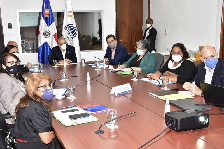 El ministro de Economía, Planificación y Desarrollo, Miguel Ceara Hatton, expresó que la articulación de acciones en lo colectivo reduce las brechas sociales y económicas.