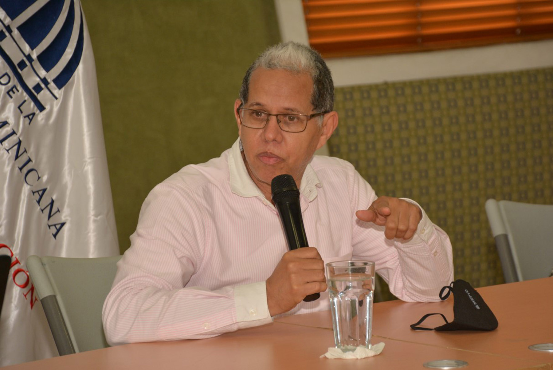 El viceministro de Ordenamiento Territorial y Desarrollo Regional, Domingo Matías, encabezó el segundo encuentro con la sociedad civil y autoridades de Haina.