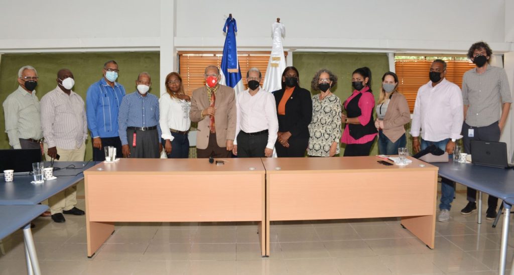 Representantes de la sociedad civil de Haina junto al viceministro Domingo Matías y su equipo de trabajo. 