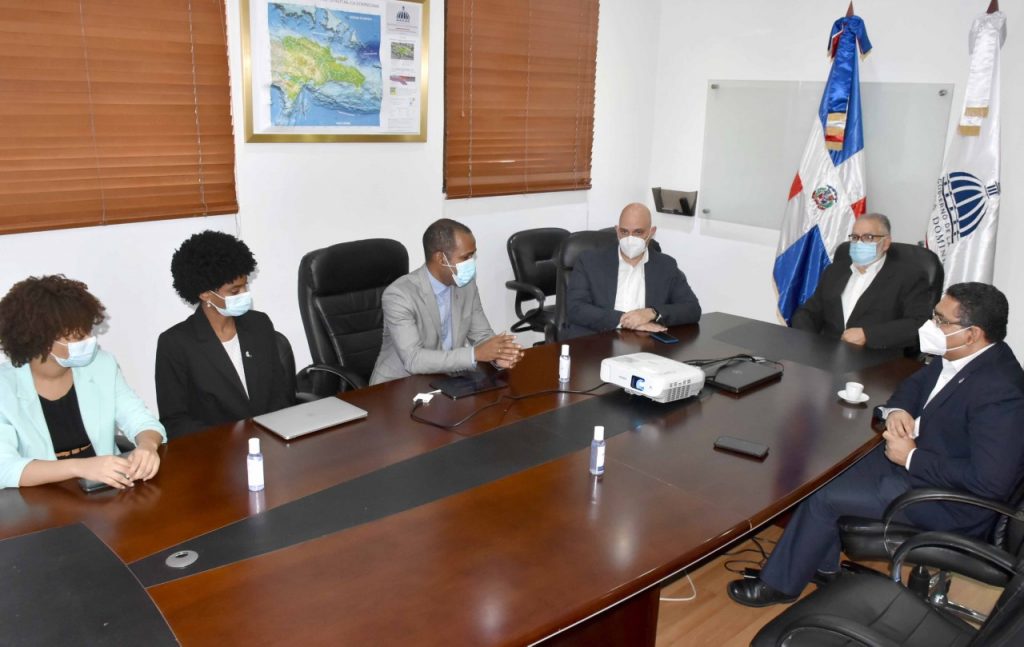 La presentación del proyecto Unidad de Estudios sobre Juventudes (UESJ) estuvo a cargo del viceministro de Planificación del Ministerio de la Juventud, Vicente Luis de Peña Peralta; la encargada de cooperación internacional, Altabeira Soriano, y Daniel Polanco, encargada de Desarrollo Institucional.