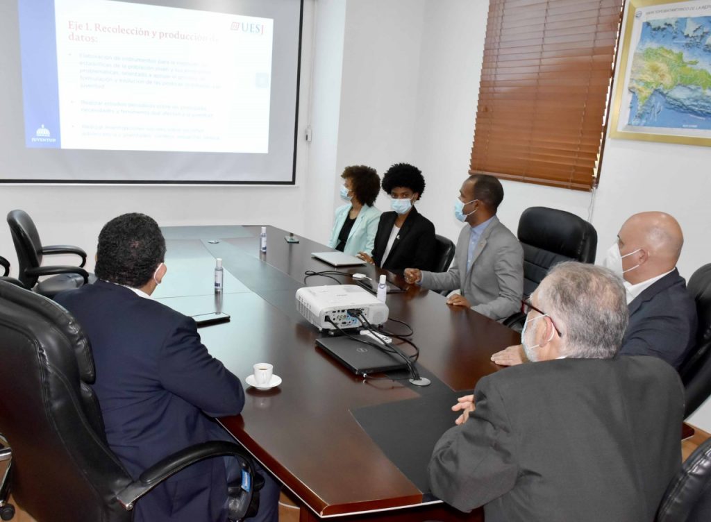 Los viceministros Pavel Isa, de Planificación e Inversión Pública; Alexis Cruz, de Análisis Económico y Social, acompañaron al ministro de Economía, Miguel Ceara Hatton, en la presentación del proyecto. 