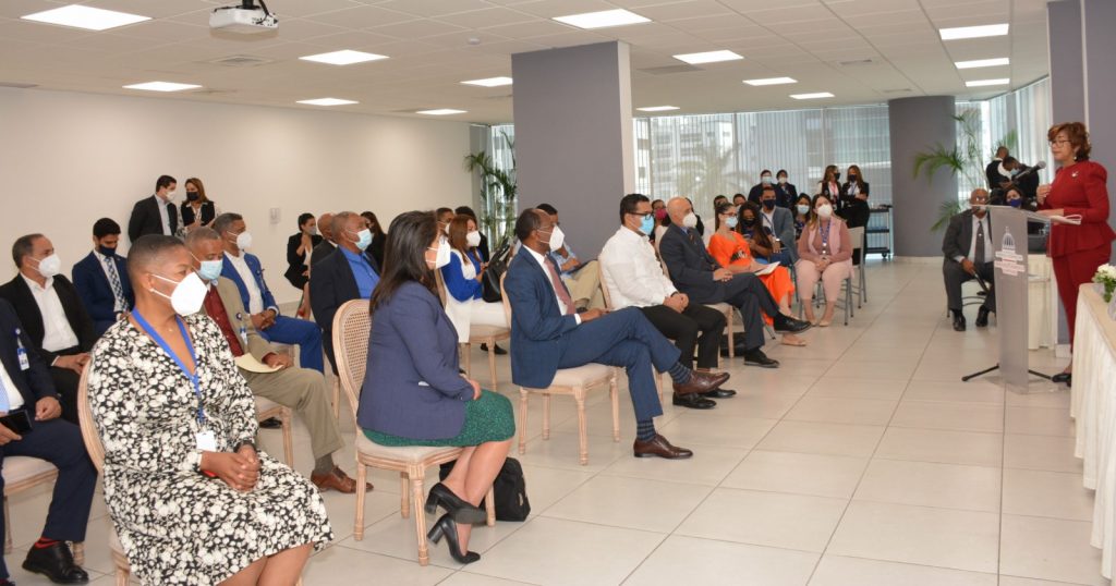 Olaya Dotel, viceministra de Cooperación Internacional del Ministerio de Economía, Planificación y Desarrollo y Ordenadora Nacional de los Fondos Europeos para el Desarrollo, se dirige a los participantes en el acto de lanzamiento del Reto Emprendedor Frontera. 