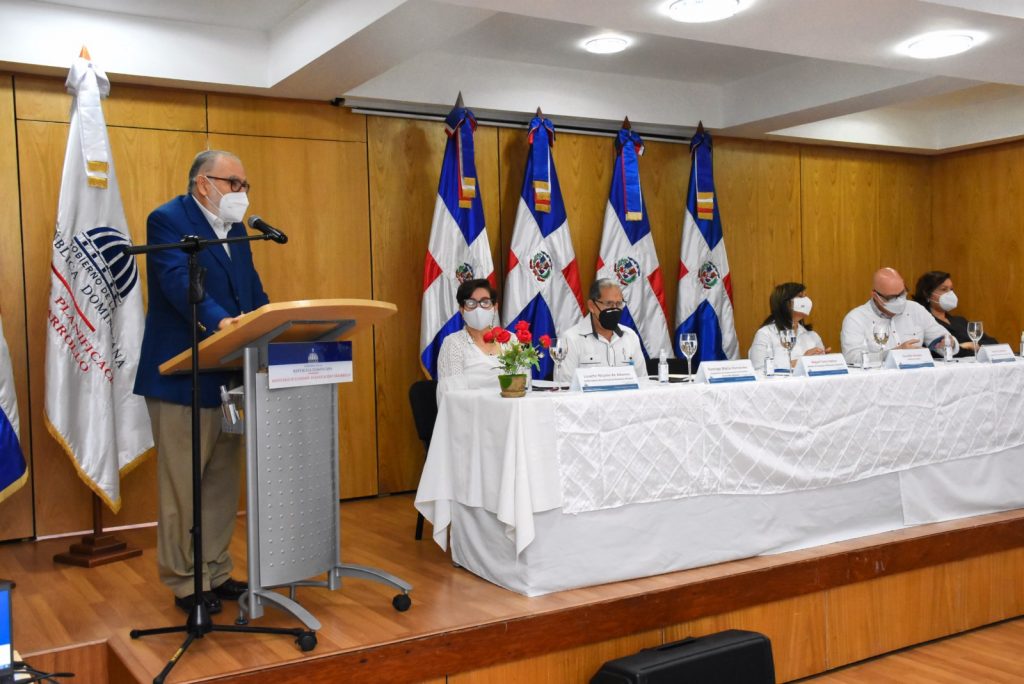 El ministro de Economía, Planificación y Desarrollo, Miguel Ceara Hatton, diserta con el tema “La territorialización de las políticas públicas como eje estratégico del Gobierno dominicano”.