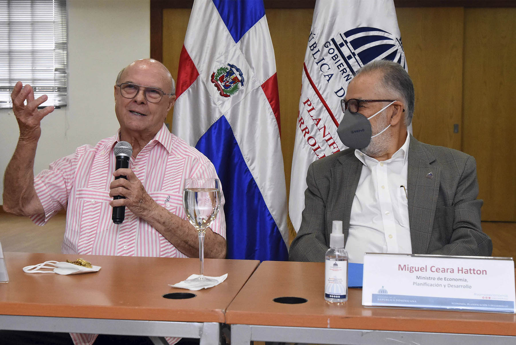 El exmandatario escucha las presentaciones de los viceministros y su planes e iniciativas sobre cooperación, ordenamiento territorial, reducción de la pobreza, equidad de género, planificación e inversión pública.