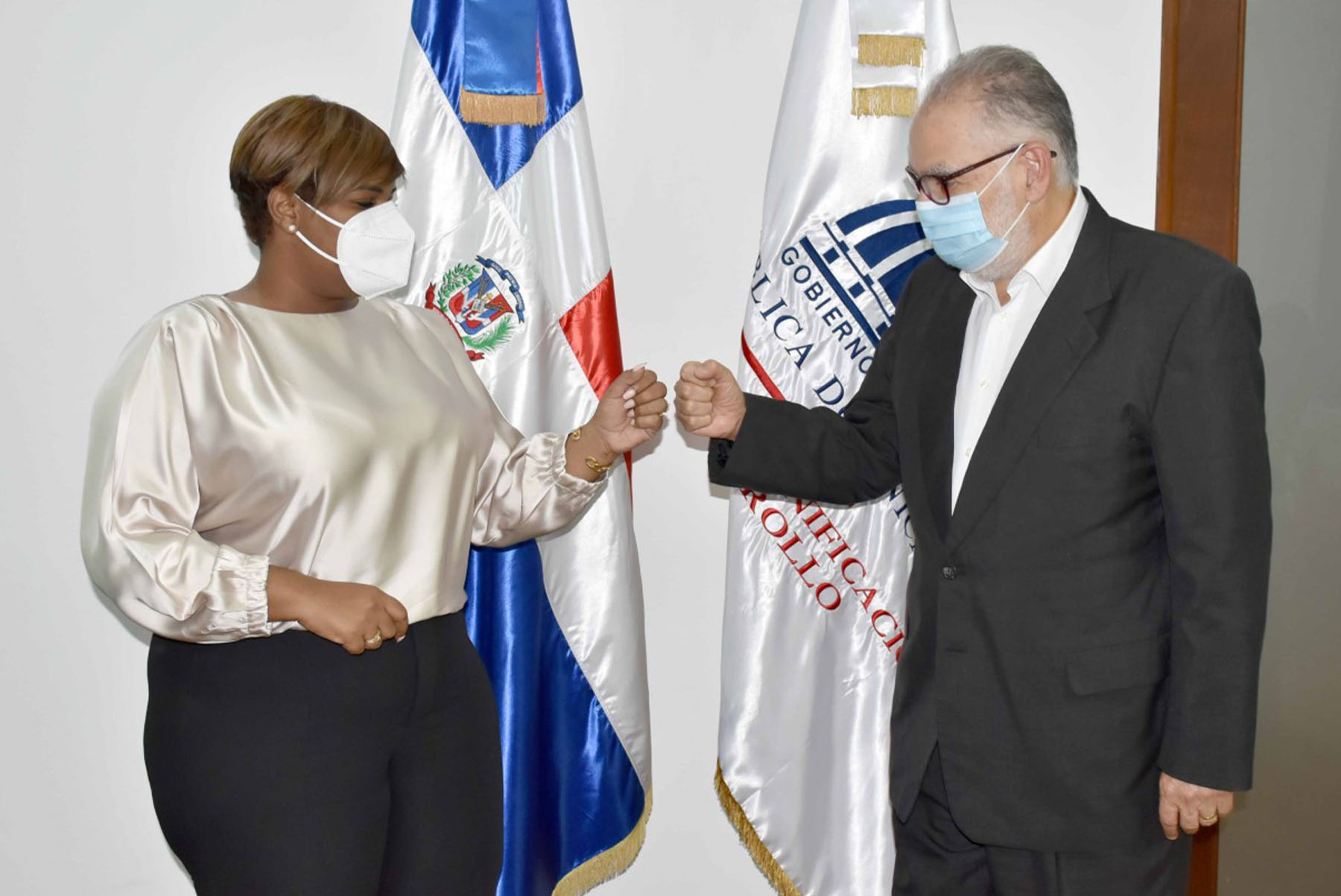 La ministra de la Juventud, Luz del Alba Jiménez, y el ministro de Economía, Planificación y Desarrollo, Miguel Ceara Hatton, intercambiarían experiencias sobre una alianza estratégica orientada a impulsar políticas públicas confiables y perecederas a favor de la juventud dominicana.