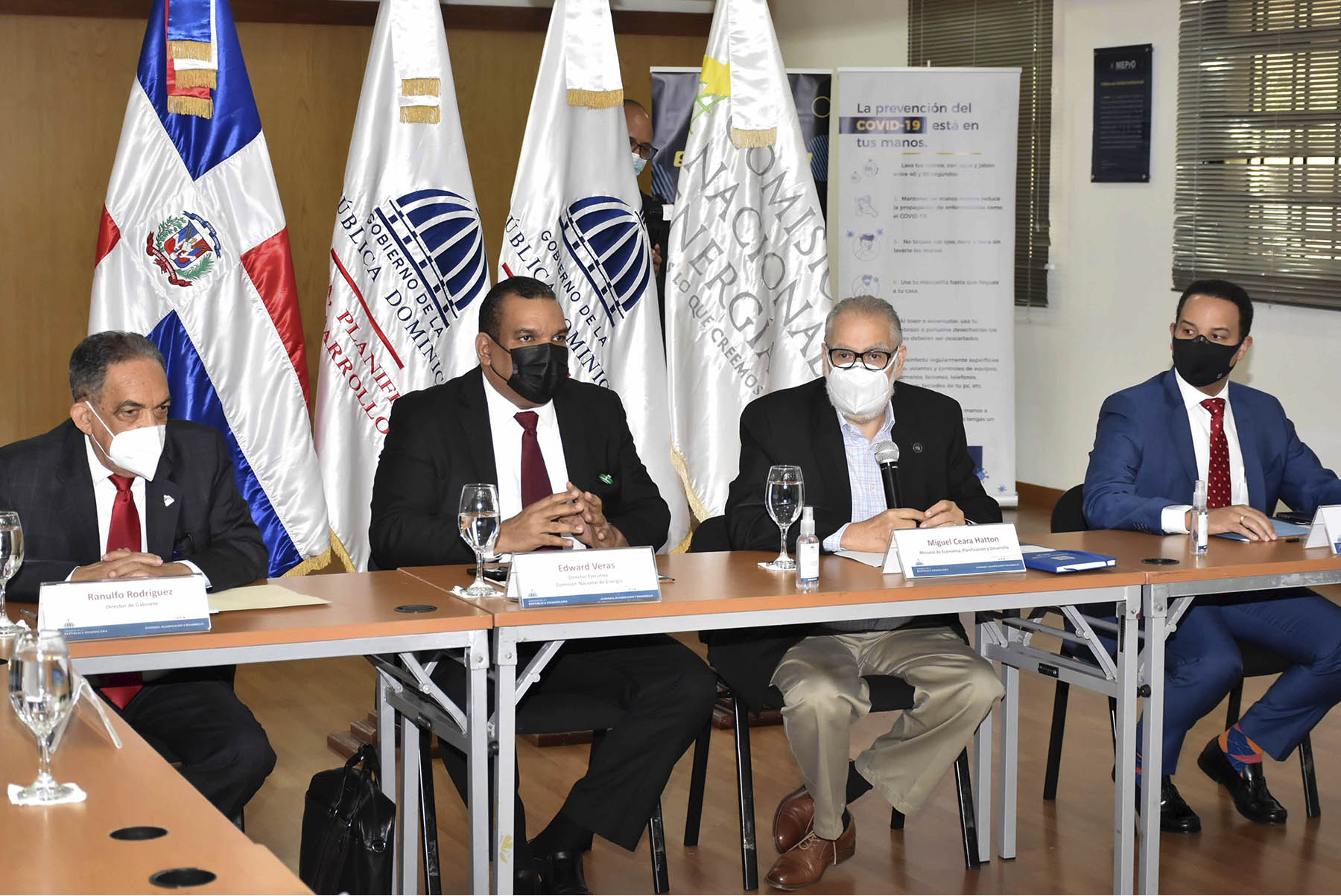 El ministro de Economía, Planificación y Desarrollo, Miguel Ceara Hatton, encabeza el conversatorio sobre “Energía y planificación”, junto al director de Gabinete de este ministerio, Ranulfo Rodríguez; el director ejecutivo de la Comisión Nacional de Energía, Edward Veras, y el viceministro de Ahorro y Eficiencia Energética del Ministerio de Energía y Minas, Alfonso Rodríguez, en representación del ministro Antonio Almonte.