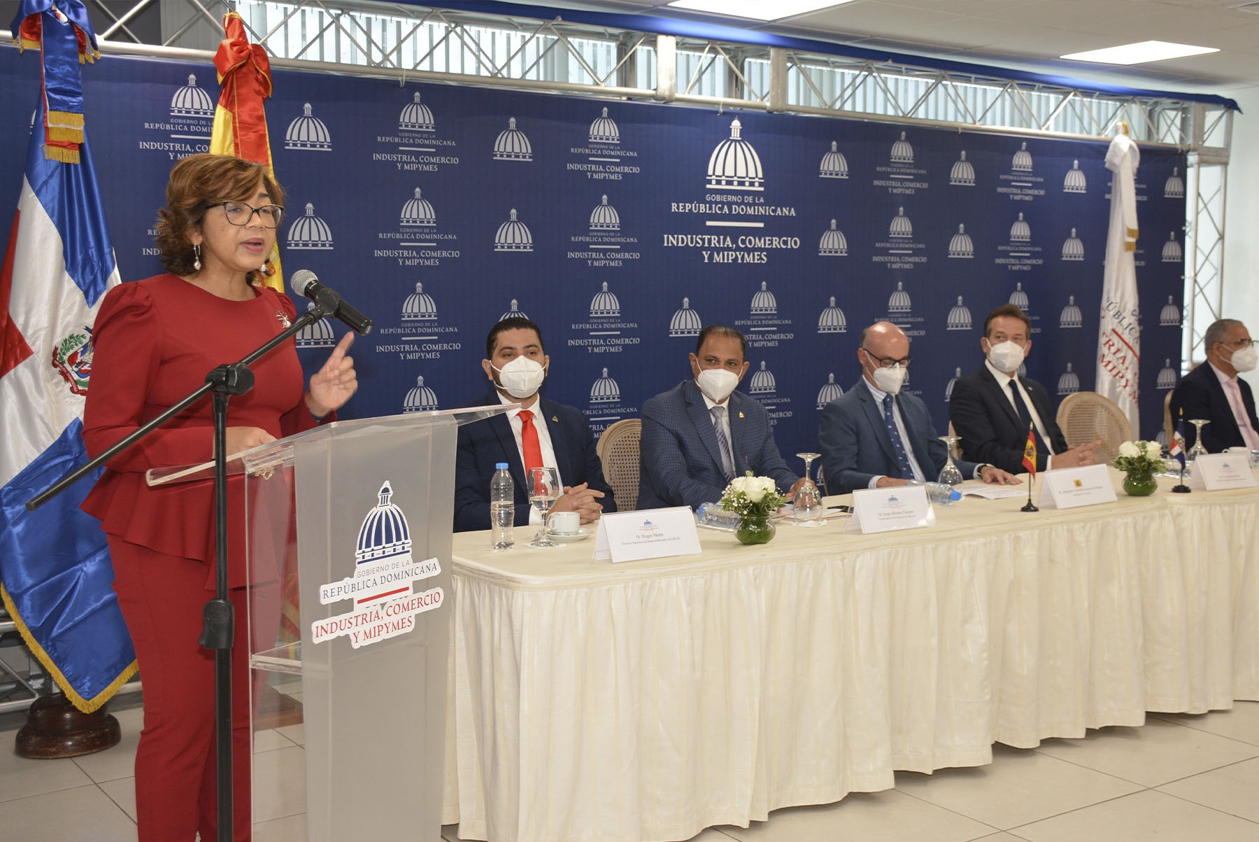 Olaya Dotel, viceministra de Cooperación Internacional del Ministerio de Economía, Planificación y Desarrollo y Ordenadora Nacional de los Fondos Europeos para el Desarrollo. Le acompañan en la mesa de honor, encabezada por el Ministro de Industria, Comercio y Mipymes, Víctor Bisonó (Ito); Alejandro Abellán García de Diego, embajador del Reino de España en República Dominicana; Jorge Morales Paulino viceministro de Fomento a las Mipymes; Roger Marte, director de Emprendimiento del MICM y Ramón Ernesto Pérez Tejada, Director General de Desarrollo Fronterizo.