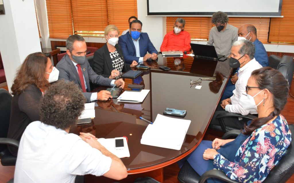 La reunión de trabajo se celebró en la sede del viceministerio de Ordenamiento Territorial y Desarrollo Regional. Trató sobre la asistencia técnica del PNUD en la modernización en la articulación de los planes de desarrollo municipales.
