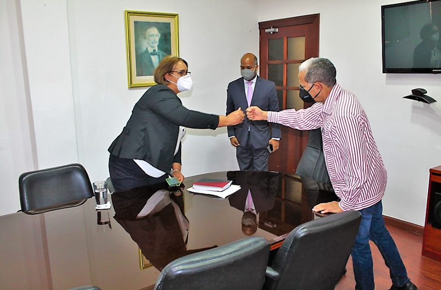 El viceministro de Ordenamiento Territorial y Desarrollo Regional, Domingo Matías, saluda a la gobernadora de San Cristóbal, Pura Casilla, durante su visita para acordar una alianza estratégica orientada a impulsar y fortalecer los consejos de desarrollo provincial y municipal de esa provincia.