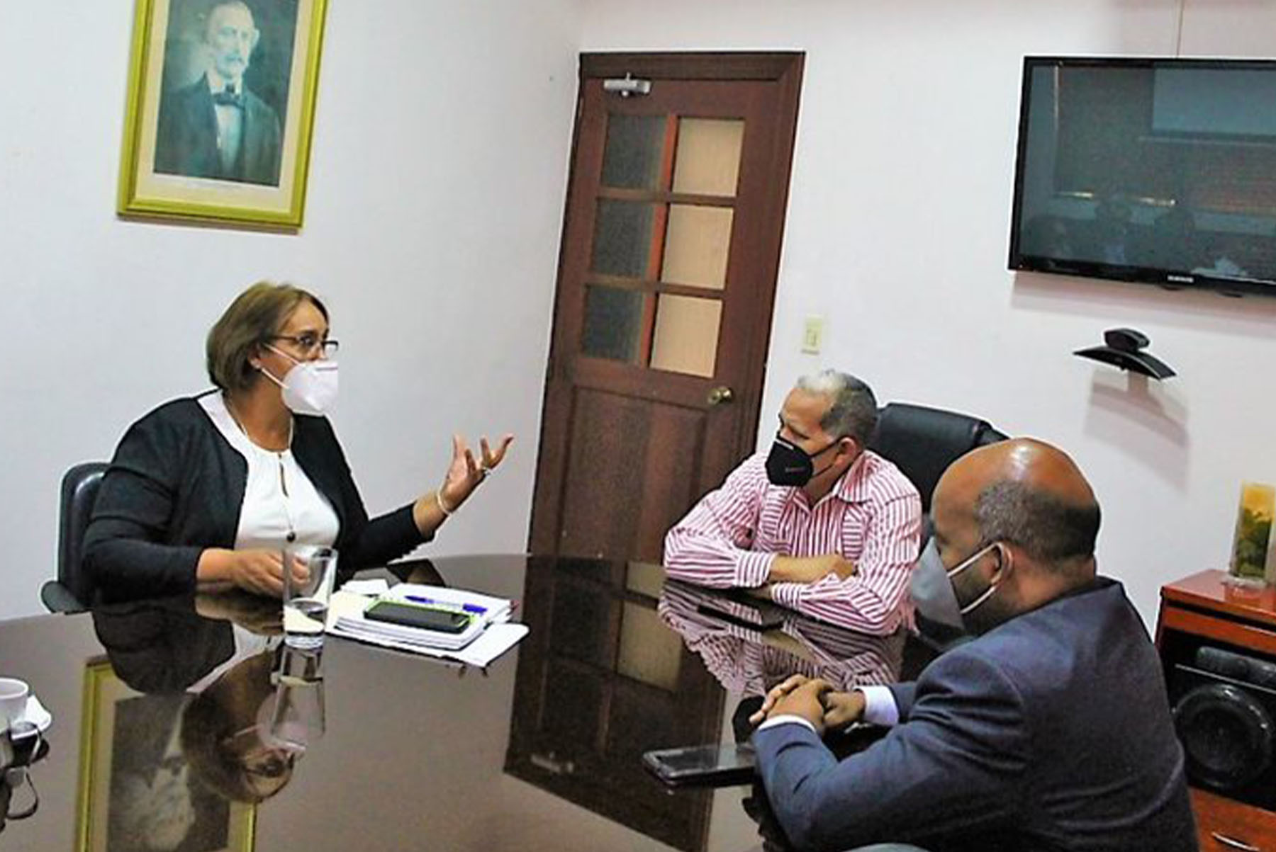 La gobernadora de San Cristóbal, Pura Casilla, valoró de “excelente” la reunión con el equipo de trabajo del viceministerio de Ordenamiento Territorial y Desarrollo Regional en la sede de la entidad.