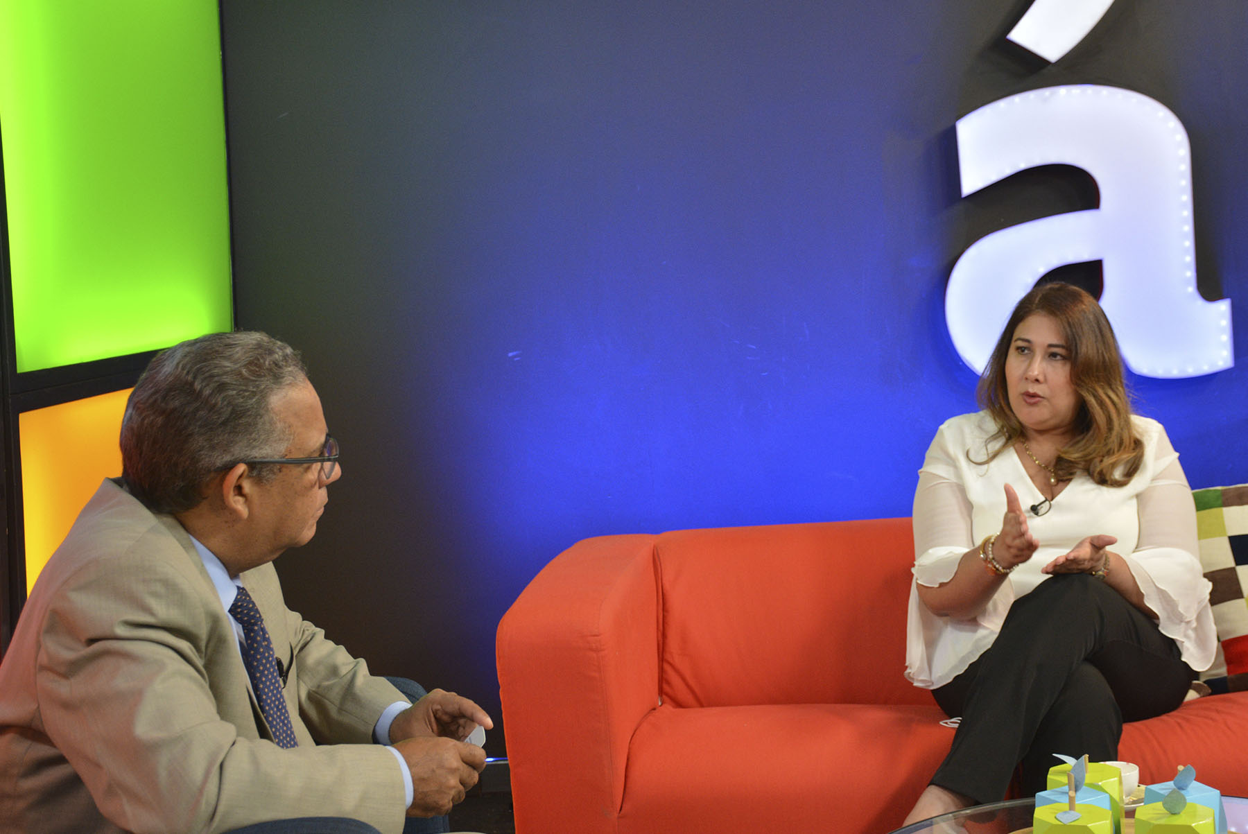 Vielka Polanco, directora ejecutiva del CASFL, entrevistada por el periodista Gustavo Olivo, en el programa “A partir de ahora”, que se transmite por Acento TV.