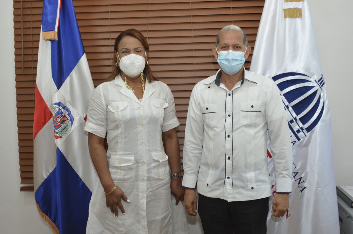 Raquel Jiménez, gobernadora de la provincia Monseñor Nouel, y Domingo Matías, viceministro de Ordenamiento Territorial y Desarrollo Regional del Ministerio de Economía, Planificación y Desarrollo