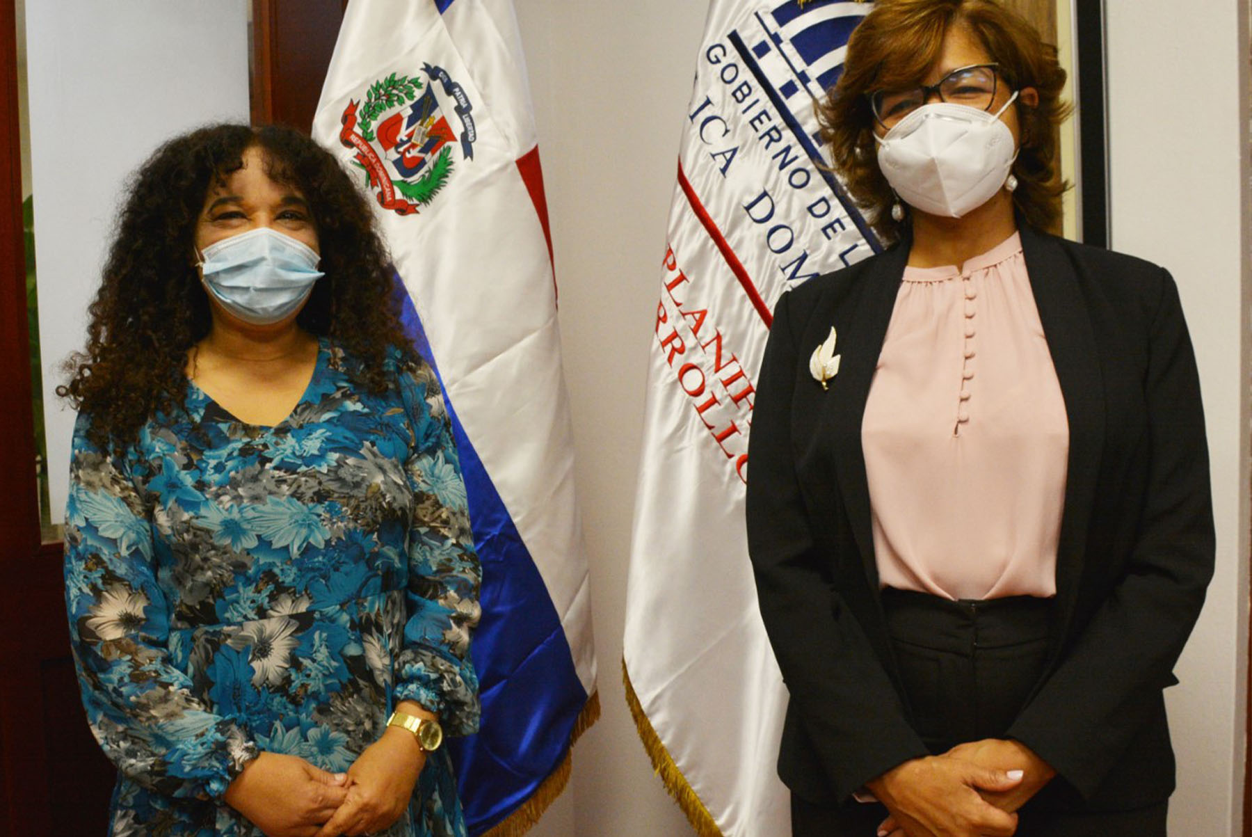 Olaya Dotel, viceministra de Cooperación Internacional del Ministerio de Economía, Planificación y Desarrollo y Ordenadora Nacional de los Fondos Europeos para el Desarrollo, y Bethania Betances, representante país del Programa Conjunto de Naciones Unidas para el VIH y Sida (ONUSIDA),