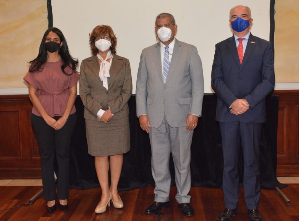 De izquierda a derecha, Addys Then, viceministra Técnica de Planificación y Desarrollo del Ministerio de la Mujer; Olaya Dotel, viceministra de Cooperación Internacional del Ministerio de Economía, Planificación y Desarrollo y Ordenadora Nacional de los Fondos Europeos para el Desarrollo; Darío Castillo Lugo, Ministro de Administración Pública y el embajador Gianluca Grippa, jefe de la Delegación de la Unión Europea en República Dominicana.