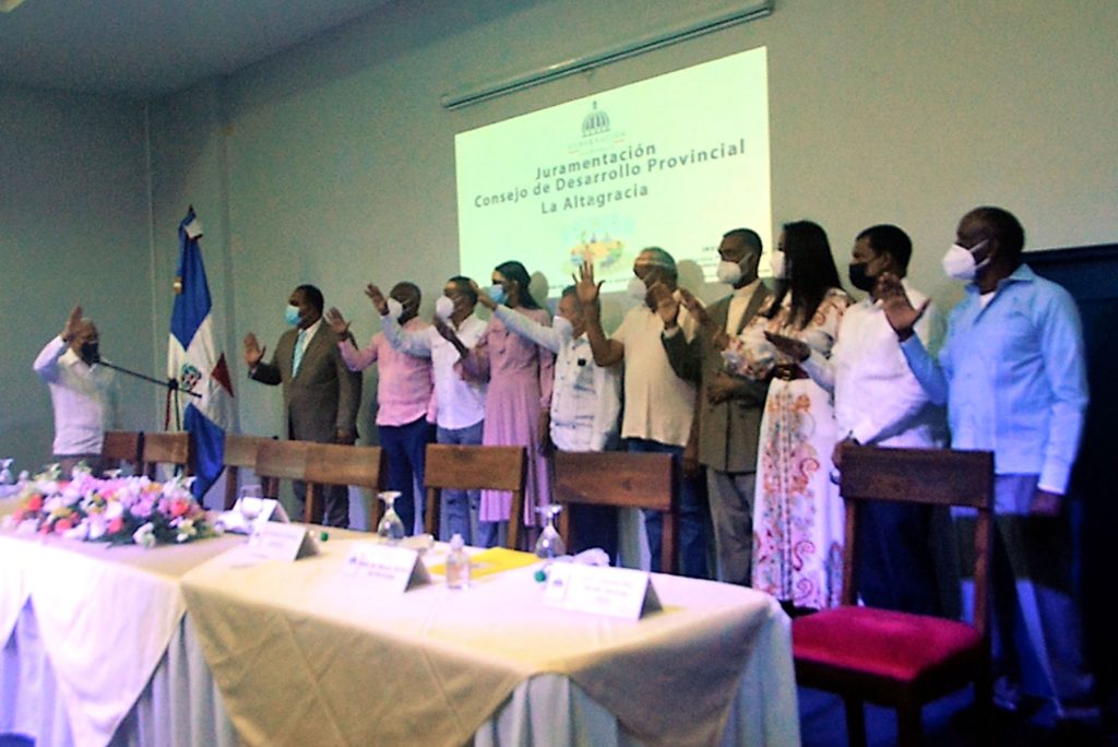 Acto de juramentación del consejo de desarrollo de La Romana.  