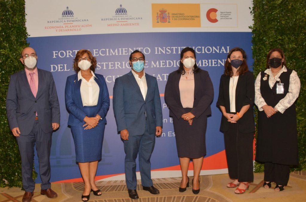 Línea de honor del acto de presentación de resultado del Proyecto “Fortalecimiento Institucional del Ministerio de Medio Ambiente”. De izquierda a derecha, Luis Mateo, ministro Consejero de la Embajada de España en República Dominicana; Olaya Dotel, viceministra de Cooperación Internacional del Ministerio de Economía, Planificación y Desarrollo y Ordenadora Nacional de los Fondos Europeos para el Desarrollo; Ramón Mejía, jefe de Gabinete; Rosa Otero, directora de Relaciones Internacionales: Blanca Yáñez, coordinadora general de Cooperación Española en República Dominicana y Solhalle Bonilla, directora de Planificación y Desarrollo