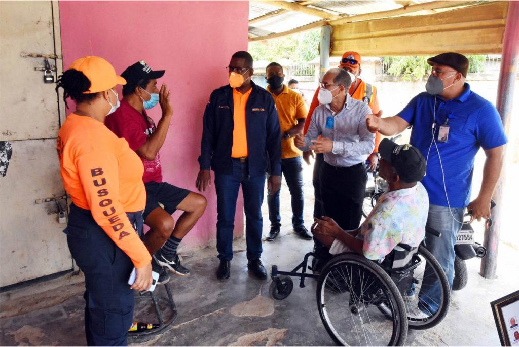 El viceministro de Ordenamiento Territorial y Desarrollo Regional, Domingo Matías, motivó a las personas discapacitadas de la comunidad a vacunarse y así retornar a los abrazos con las familias y los amigos, a la recuperación total de las actividades económicas del país. 