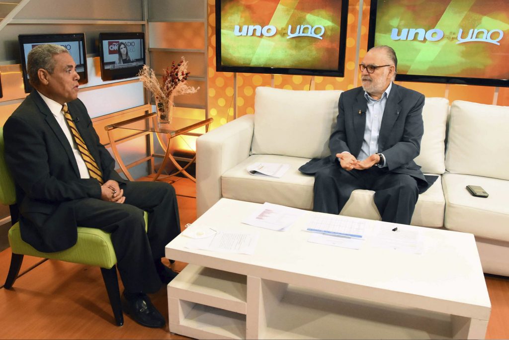 El ministro de Economía, Planificación y Desarrollo, Miguel Ceara Hatton, entrevistado por el periodista Adalberto Grullón, en el programa Uno+ Uno, transmitido por Teleantillas, canal 2.