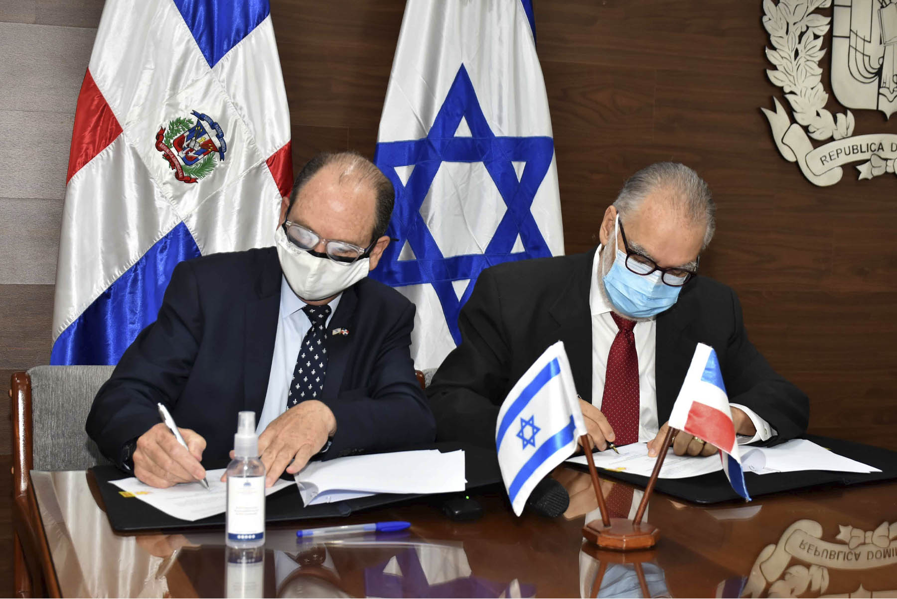 Miguel Ceara Hatton, ministro de Economía, Planificación y Desarrollo, y Daniel Biran Bayor Embajador de Israel, firman acuerdo de cooperación.