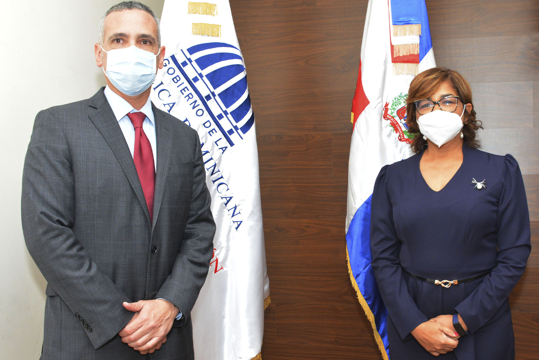 Olaya Dotel, viceministra de Cooperación Internacional del Ministerio de Economía, Planificación y Desarrollo, y Alejandro Arias, embajador de República Dominicana en el Perú.