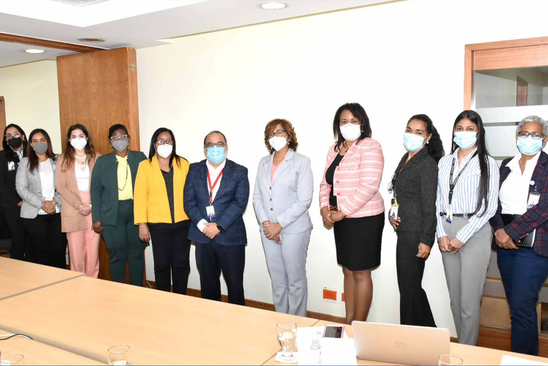 Al centro, la viceministra de Cooperación Internacional, Olaya Dotel, y el director del Sistema Único de Beneficiarios, Jeffrey Lizardo, le acompañan los equipos directivos y técnicos de ambas instituciones.