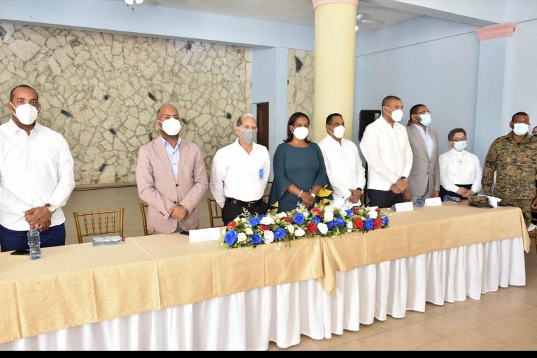 El viceministro de Ordenamiento Territorial y Desarrollo Regional, Domingo Matías, juramenta el consejo de desarrollo de la provincia El Seibo. Le acompaña el viceministro Administrativo y Financiero, Yamel Valera, quien es oriundo de este territorio.