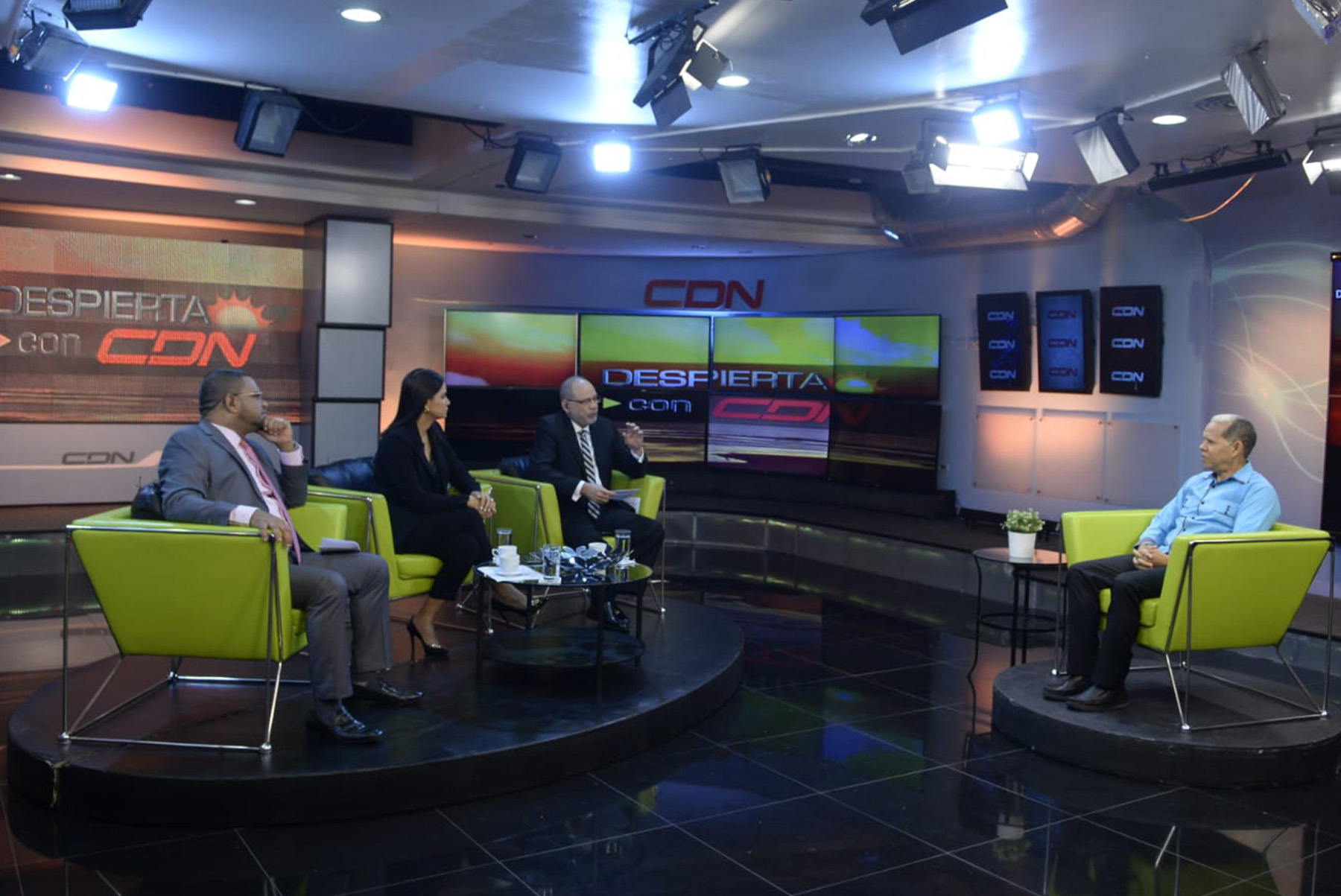 El viceministro Domingo Matías entrevistado por Nelson Rodríguez, Julissa Céspedes y Héctor Marte.