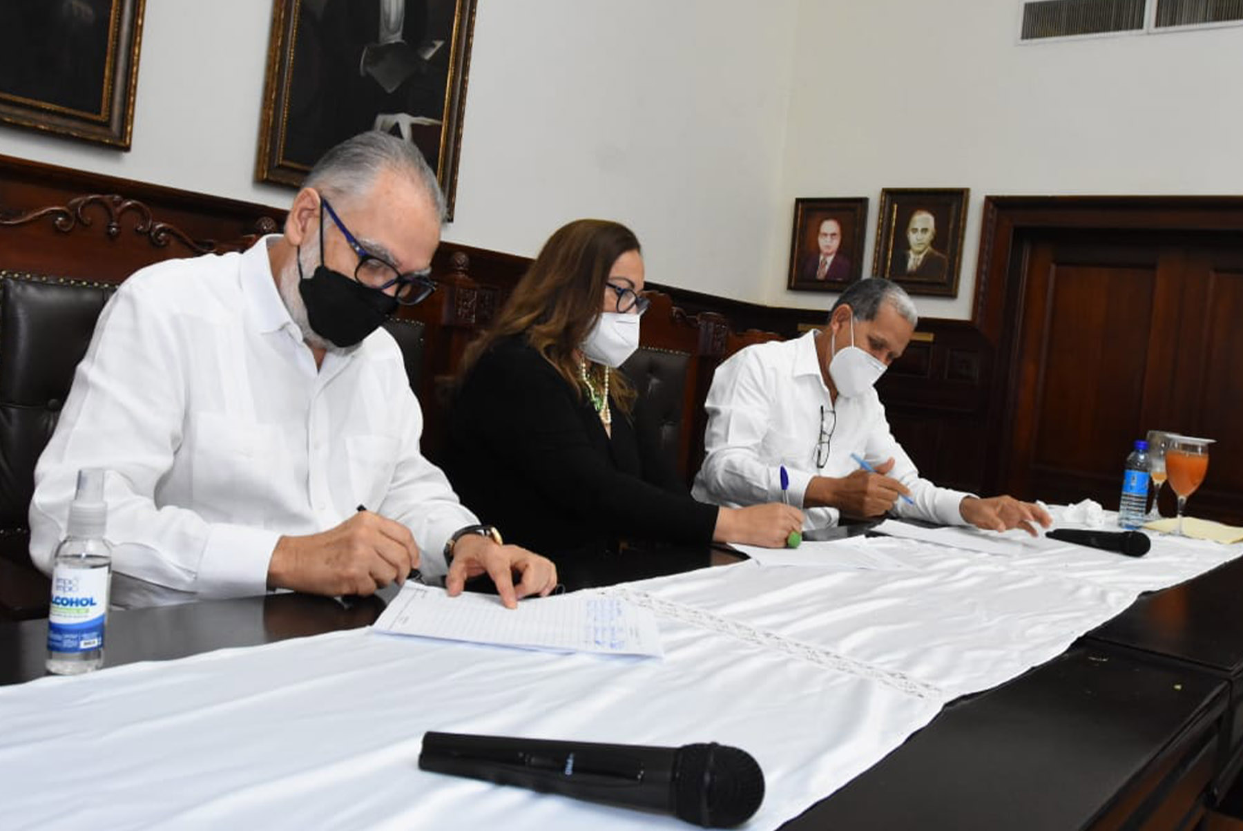 El ministro de Economía, Miguel Ceara Hatton, y la gobernadora de Santiago Rosa Santos firmán el acta constitutiva del consejo de desarrollo provincial.