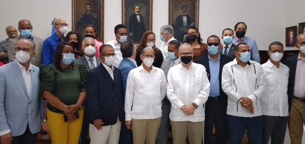 El ministro de Economía, Miguel Ceara Hatton y el viceministro de Ordenamiento Territorial, Domingo Matías; junto a las personas integrantes del consejo de desarrollo provincial juramentado.