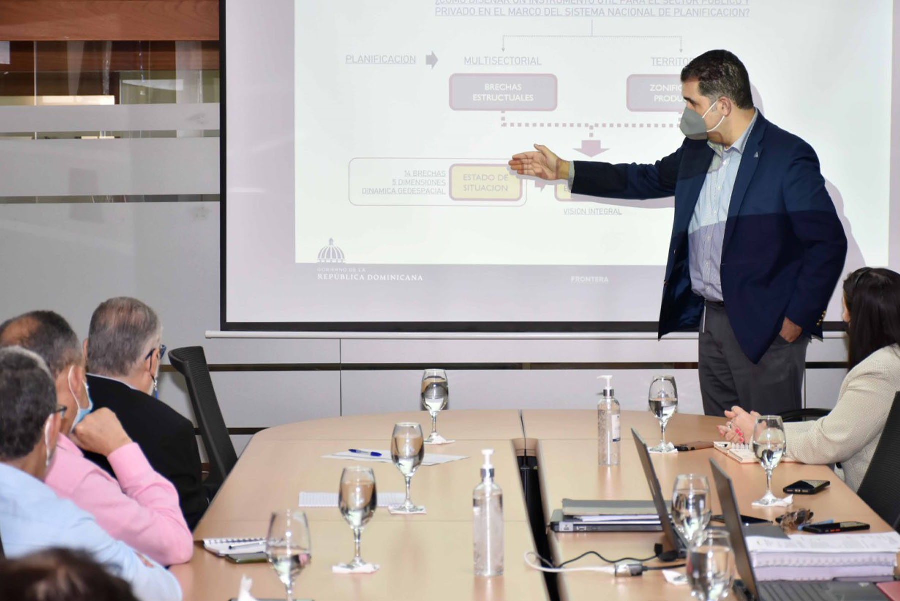 El director de Planificación y Desarrollo Fronterizo, Erick Dorrejo, presentó “MiFronteraRD” a las autoridades del ministerio, encabezado por el ministro Miguel Ceara Hatton. Expresó que la Estrategia de Desarrollo Fronterizo es una herramienta del gobierno encaminada a ofrecer una visión común a todo el aparato estatal y orientar a los capitales privados sobre sus inversiones en el territorio que separa Haití de la República Dominicana.