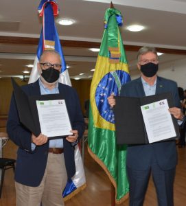 Miguel Ceara Hatton, ministro de Economía, Planificación y Desarrollo, y Clemente Baena Soares, embajador de la República Federativa de Brasil en República Dominicana.