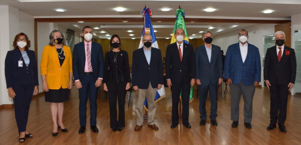 Al centro los ministros Miguel Ceara Hatton, de Economía, Planificación y Desarrollo, y  Franklin García Fermín, de Educación Superior, Ciencia y Tecnología; Clemente Baena Soares, embajador de Brasil en República Dominicana; Patricia Villegas de Jorge. embajadora de República Dominicana en Brasil; José Luis Morillo, director de Cooperación Internacional del Ministerio de Relaciones Exteriores: Miriam Guzmán, viceministra de Desarrollo Rural del Ministerio de Agricultura; Lorenzo Ramírez, director general del Instituto Dominicano para la Calidad; José Cancel, viceministro de Educación Superior, Ciencia y Tecnología,  y Olaya Dotel, viceministra de Cooperación Internacional del Ministerio de Economía, Planificación y Desarrollo y Ordenadora Nacional de los Fondos Europeos para el Desarrollo. 