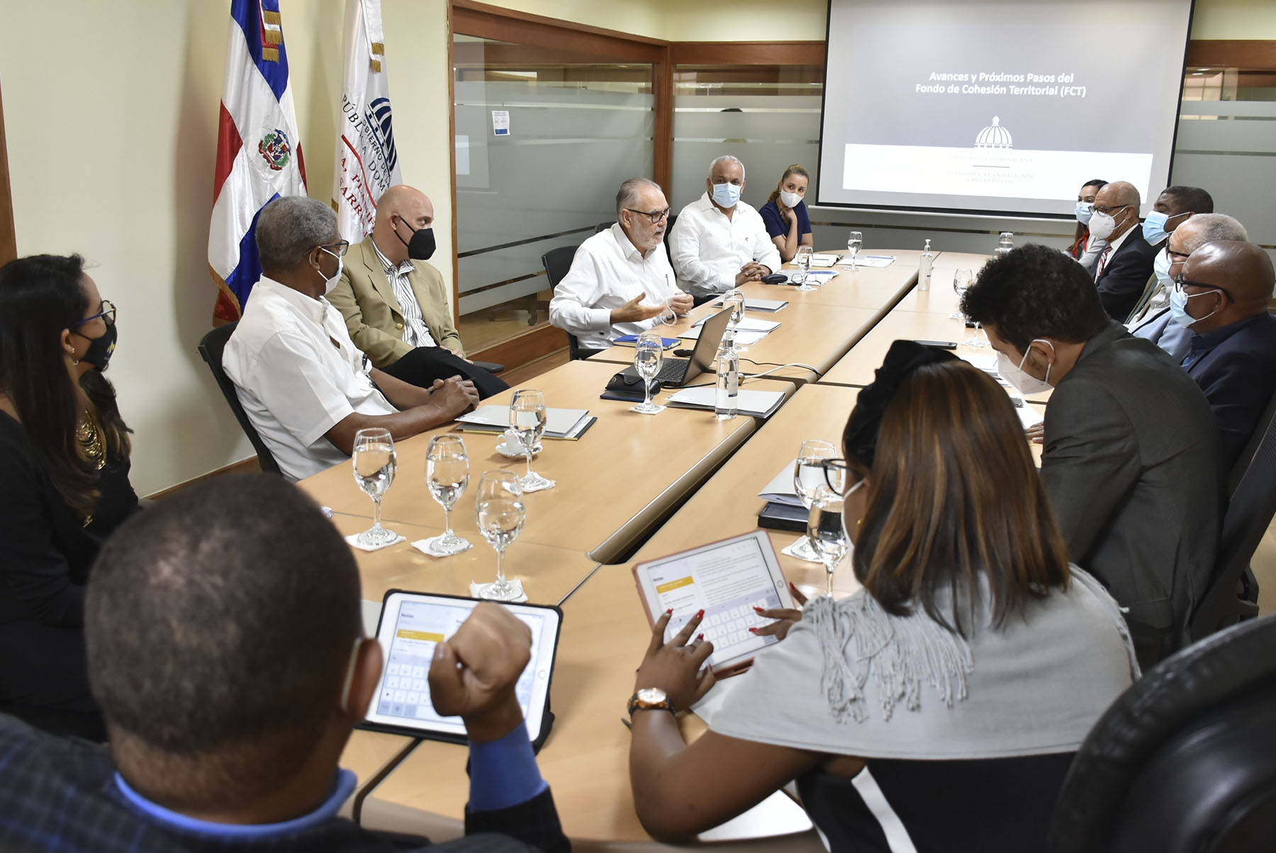 El ministro de Economía, Miguel Ceara Hatton, encabezó la reunión del Comité Interinstitucional del FCT en el salón Padre José Luis Alemán, junto el viceministro de Planificación e Inversión Pública, Pavel Isa.