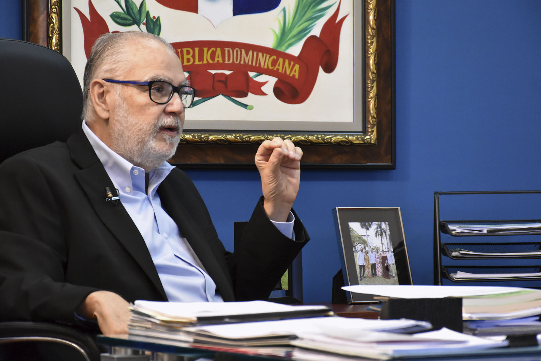 El Ministro de Economía, Planificación y Desarrollo, Miguel Ceara Hatton, junto al periodista Adolfo Salomón en su despacho.