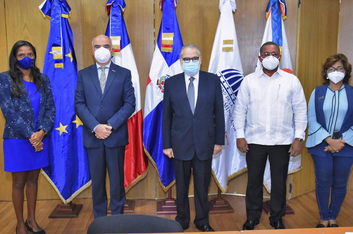 De izquierda a derecha, Sandra Kassab, directora en Santo Domingo de la AFD; el embajador Gianluca Grippa, jefe de la Delegación de la Unión Europea en República Dominicana; Miguel Ceara Hatton, Ministro de Economía, Planificación y Desarrollo; Rafael Arias, director ejecutivo del INTRANT, y Olaya Dotel, viceministra de Cooperación Internacional y Ordenadora Nacional de los Fondos Europeos para el Desarrollo.