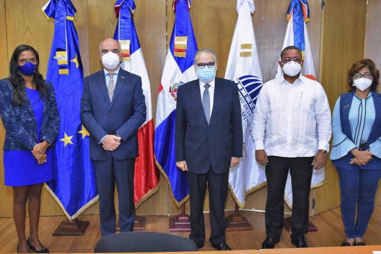 De izquierda a derecha, Sandra Kassab, directora en Santo Domingo de la AFD; el embajador Gianluca Grippa, jefe de la Delegación de la Unión Europea en República Dominicana; Miguel Ceara Hatton, Ministro de Economía, Planificación y Desarrollo; Rafael Arias, director ejecutivo del INTRANT, y Olaya Dotel, viceministra de Cooperación Internacional y Ordenadora Nacional de los Fondos Europeos para el Desarrollo.