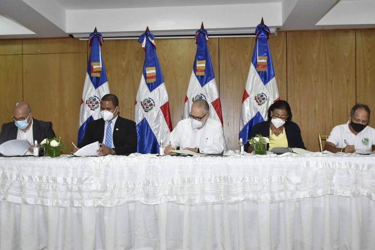 El ministro de Economía, Miguel Ceara Hatton, encabeza el acto de firma de la “Mesa nacional para la planificación local”, la cual firma la Asociación Centro de Estudios y solidaridad con América Latina (CESAL), Antonio Benet; Asociación para el Desarrollo de la Provincia Espaillat (ADEPE), Cesar Iván Rosario; el Instituto de Desarrollo Integral, Evangelista Cornelio Hernández, y el Comité para la defensa de los Derechos Barriales (COPADEBA), Fermín Páez.