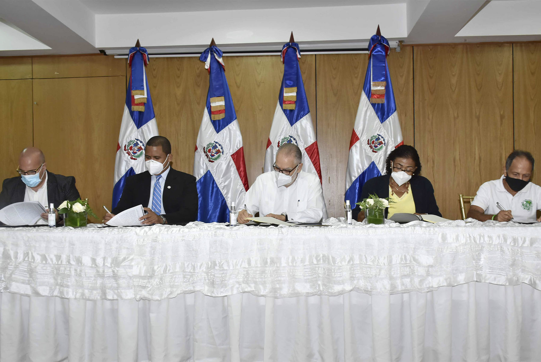 El ministro de Economía, Miguel Ceara Hatton, encabeza el acto de firma de la “Mesa nacional para la planificación local”, la cual firma la Asociación Centro de Estudios y solidaridad con América Latina (CESAL), Antonio Benet; Asociación para el Desarrollo de la Provincia Espaillat (ADEPE), Cesar Iván Rosario; el Instituto de Desarrollo Integral, Evangelista Cornelio Hernández, y el Comité para la defensa de los Derechos Barriales (COPADEBA), Fermín Páez.