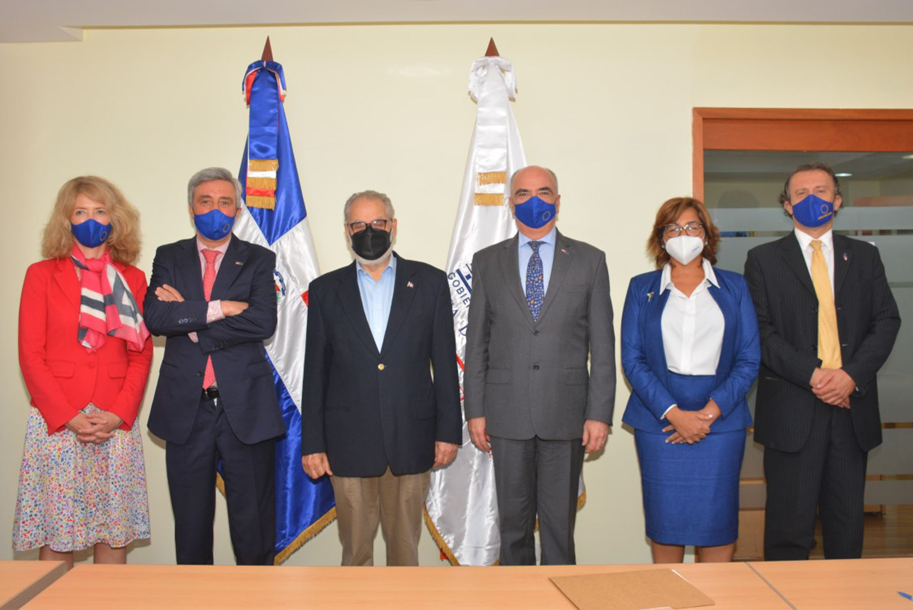 De izquierda a derecha, Katja Afheldt, jefa de Unidad para México, Caribe y Centroamérica; Javier Niño-Pérez, director para las Américas del Servicio de Acción Exterior de la Unión Europa; Miguel Ceara-Hatton, ministro de Economía, Planificación y Desarrollo; embajador Gianluca Grippa, jefe de la Delegación de la Unión Europea en República Dominicana; Olaya Dotel, viceministra de Cooperación Internacional y Ordenadora Nacional de los Fondos Europeos para el Desarrollo, e Yves Ferreiras, representante del Banco Europeo de Inversiones en República Dominicana.