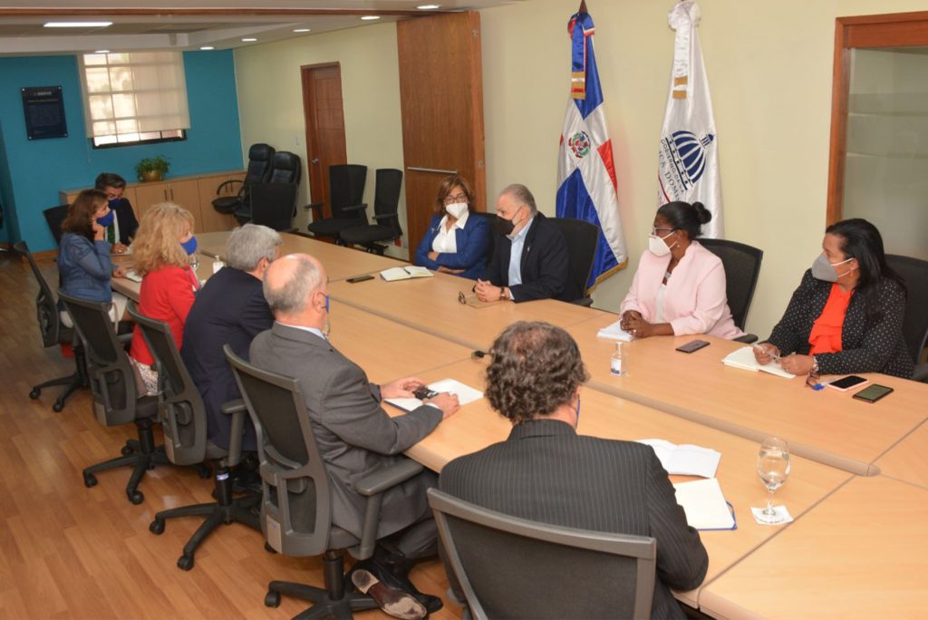 Miguel Ceara Hatton, ministro de Economía, Planificación y Desarrollo, recibe la misión de alto nivel de la Unión Europea.