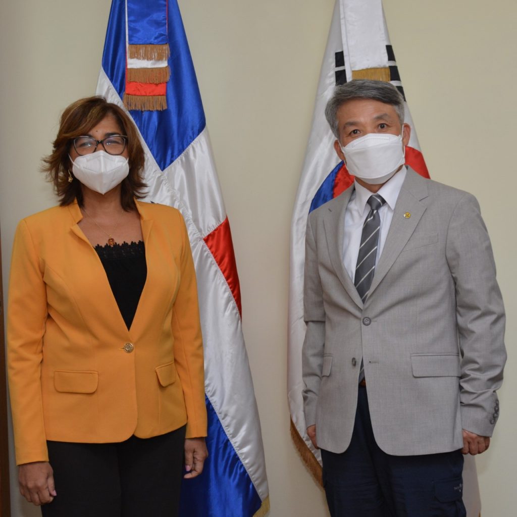 Olaya Dotel, viceministra de Cooperación Internacional del Ministerio de Economía, Planificación y Desarrollo y Ordenadora Nacional de los Fondos Europeos para el Desarrollo, y Seok Jin Kim, secretario general Centro Coreano Saemaul Undong y Saemaul Global.