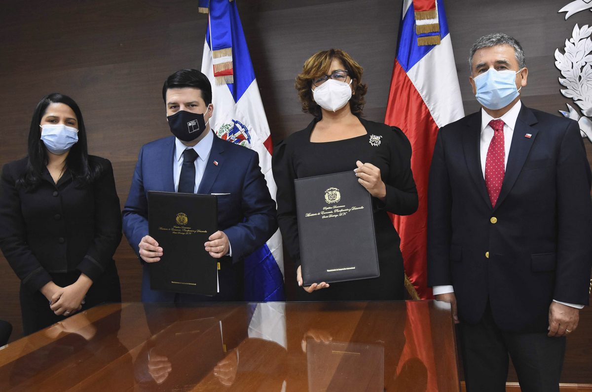 Al centro, Olaya Dotel, viceministra de Cooperación Internacional y Ordenadora Nacional de los Fondos Europeos para el Desarrollo, y Cristián Jara Brito, director ejecutivo de la Agencia Chilena de Cooperación Internacional para el Desarrollo (AGCID); le acompañan Romilio Gutiérrez, embajador de Chile en República Dominicana, y Rosanna Arias, directora general de Cooperación Bilateral.