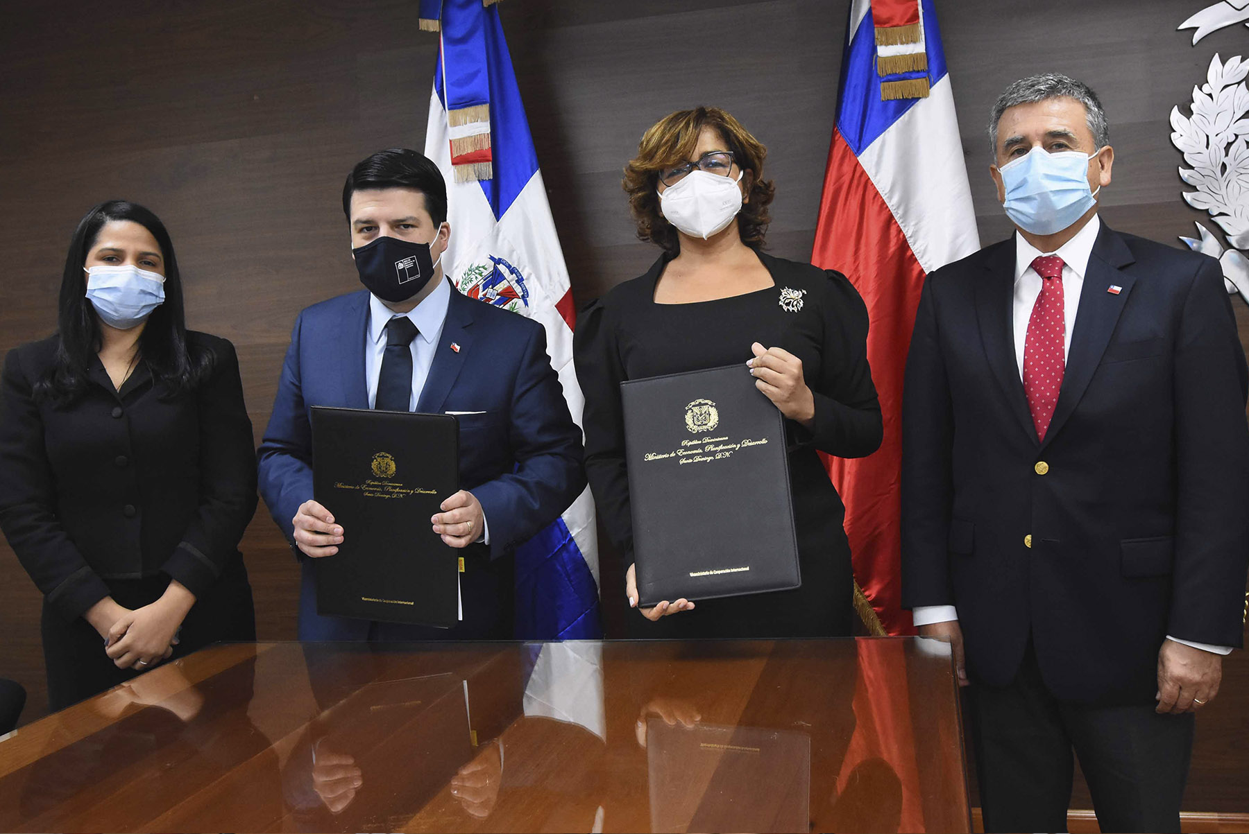 Al centro, Olaya Dotel, viceministra de Cooperación Internacional y Ordenadora Nacional de los Fondos Europeos para el Desarrollo, y Cristián Jara Brito, director ejecutivo de la Agencia Chilena de Cooperación Internacional para el Desarrollo (AGCID); le acompañan Romilio Gutiérrez, embajador de Chile en República Dominicana, y Rosanna Arias, directora general de Cooperación Bilateral.