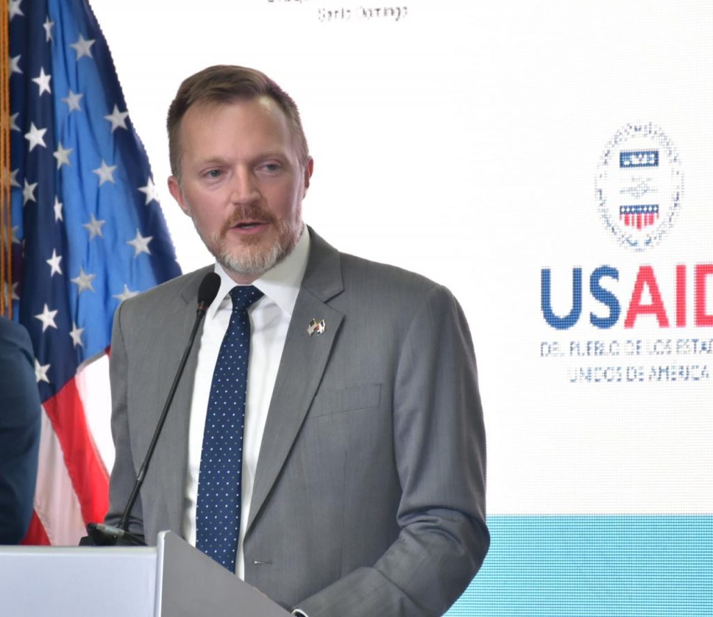 Encargado de Negocios de la Embajada de los Estados Unidos, Robert W. Thomas.