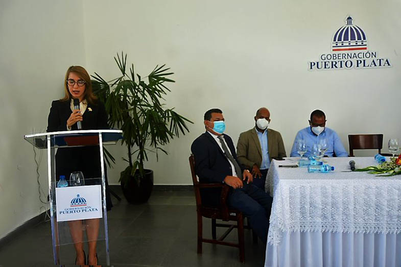 La gobernadora de Puerto Plata, Claritza Rochtte, agradeció el apoyo y los esfuerzos del Ministerio de Economía, Planificación y Desarrollo en la persona de su titular el economista Miguel Ceara Hatton y su equipo de trabajo, quienes han asumido el compromiso de articular y planificar el desarrollo de las provincias junto a sus fuerzas vivas.