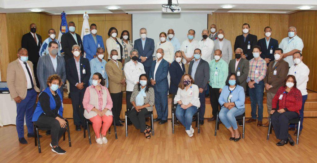 El ministro Miguel Ceara Hatton junto a los representantes regionales, servidores y servidoras de la Dirección de Gabinete y miembros de la sociedad civil de las comunidades.