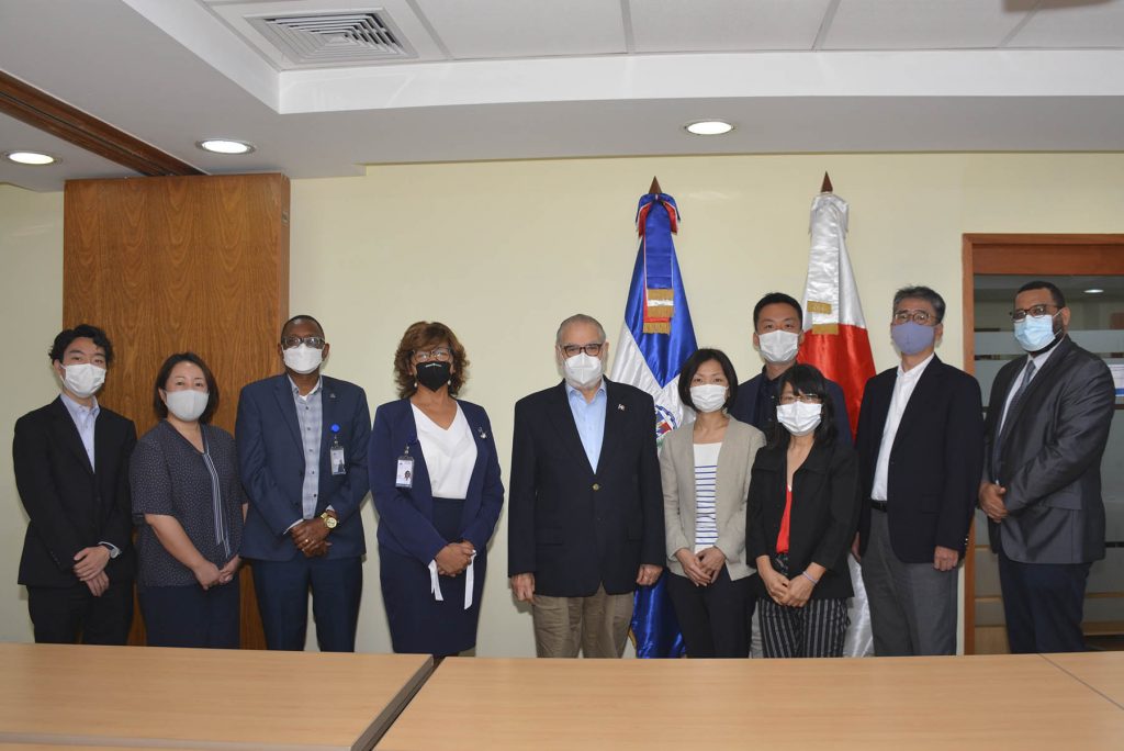 Al centro Miguel Ceara Hatton, ministro de Economía, Planificación y Desarrollo, y Olaya Dotel, viceministra de Cooperación Internacional, junto a la misión de la Agencia Japonesa de Cooperación Internacional (JICA), encabezada por Chie Shimodaira y Kentaro Hotta, directora y asesor especial del departamento Medio ambiente Global de la JICA.