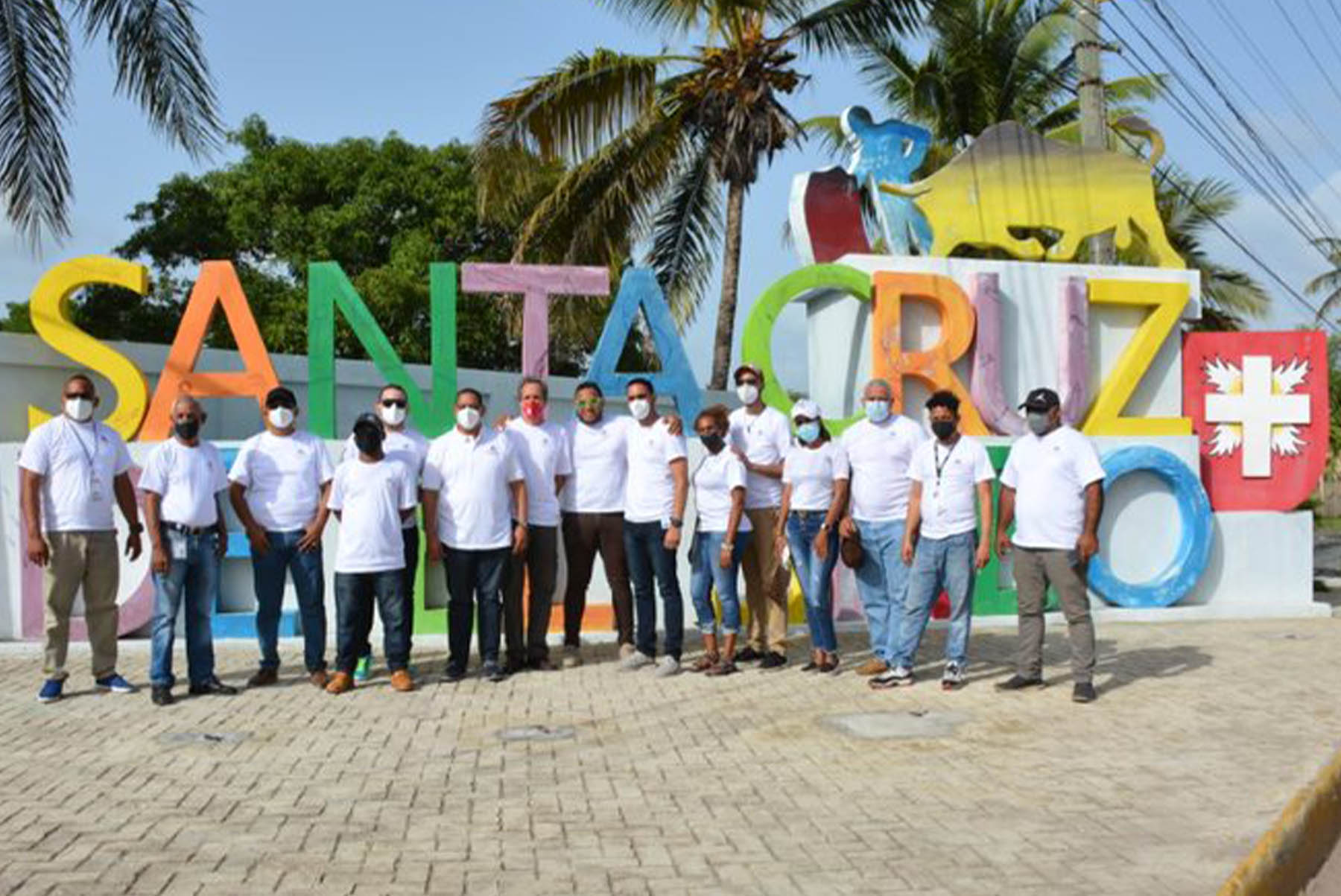 El viceministro Administrativo y Financiero, Yamel Valera, acompañado del personal del Ministerio de Economía, Planificación y Desarrollo.