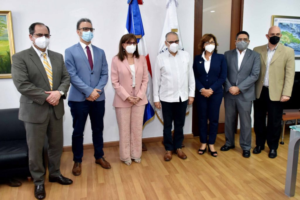 Al centro, Miguel Ceara Hatton, ministro de Economía, Planificación y Desarrollo; Rebeca Grysnpan, secretaria general Iberoamericana y Olaya Dotel, viceministra de Cooperación Internacional y Ordenadora Nacional de los Fondos Europeos para el Desarrollo, le acompañan Pedro Manuel Moreno, jefe de gabinete de la secretaria general Iberoamericana; Héctor Dada, director de la Oficina Subregional para México; Pavel Isa, viceministro de Planificación e Inversión Pública y Alexis Cruz, viceministro de Análisis Económico y Social. 
